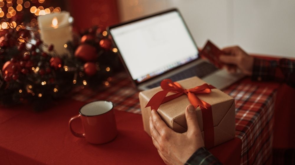 Vánoční nákupy vrcholí, Češi denně v e-shopech utratí až miliardu a půl